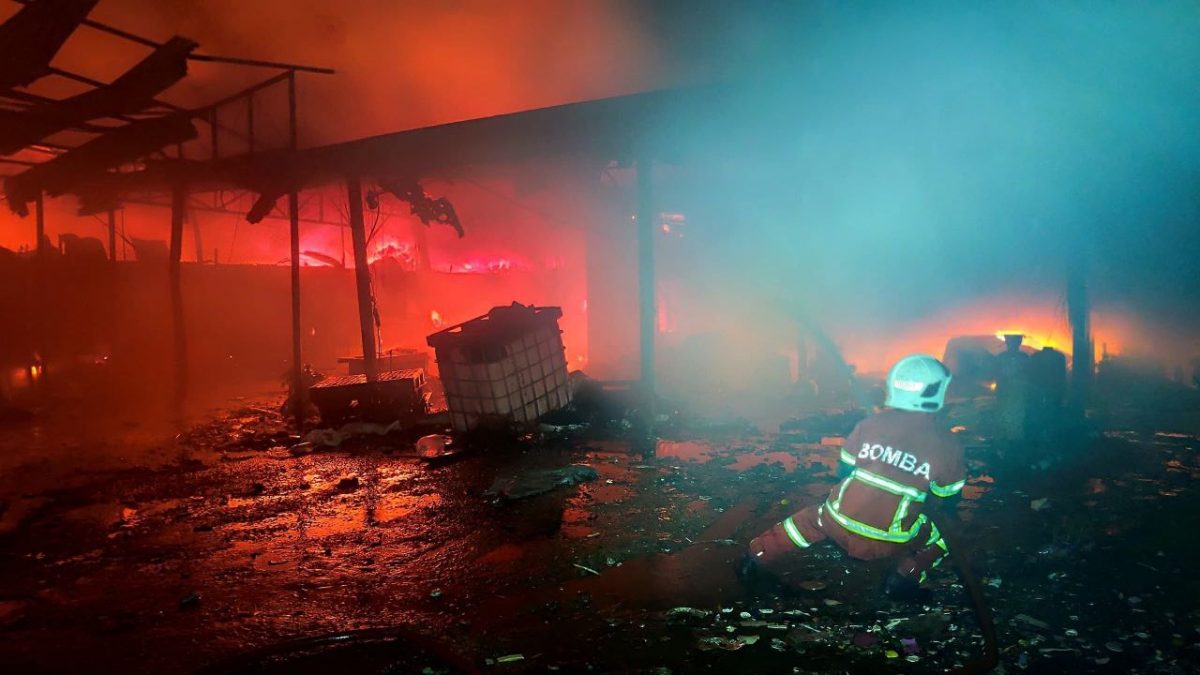 **已签发**柔：銮回收厂清晨火灾  烧毁机器损失惨重