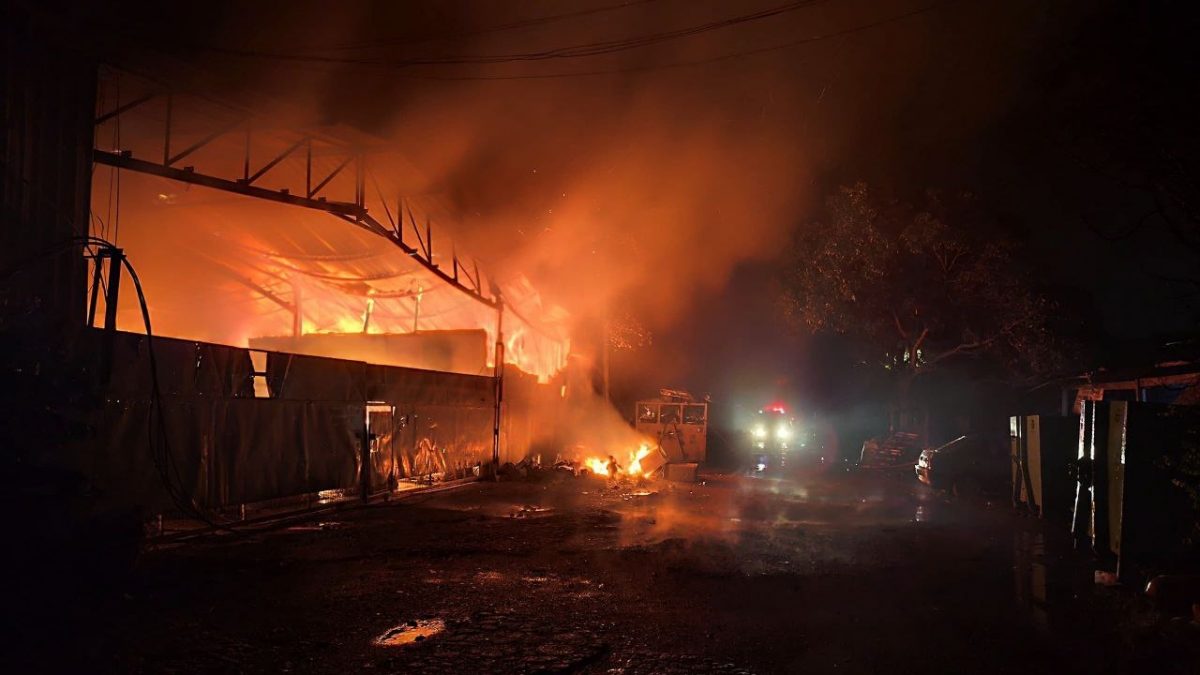 **已签发**柔：銮回收厂清晨火灾  烧毁机器损失惨重