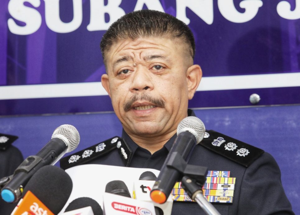 已签发//疑运毒时车祸弃车逃·警方查获220公斤冰毒 追查一嫌犯