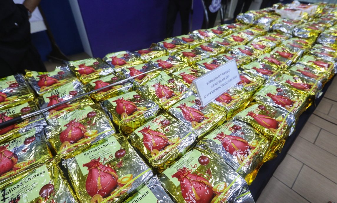 已签发//疑运毒时车祸弃车逃·警方查获220公斤冰毒 追查一嫌犯