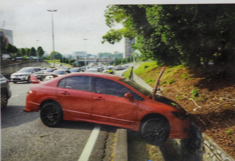 已签发//疑运毒时车祸弃车逃·警方查获220公斤冰毒 追查一嫌犯