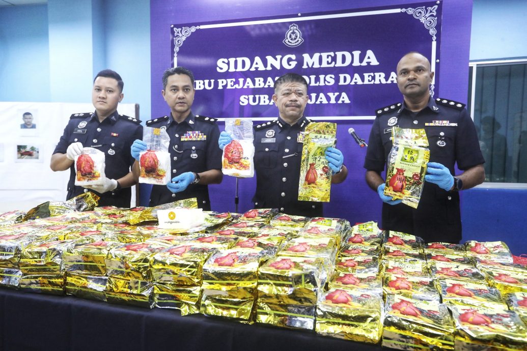 已签发//疑运毒时车祸弃车逃·警方查获220公斤冰毒 追查一嫌犯