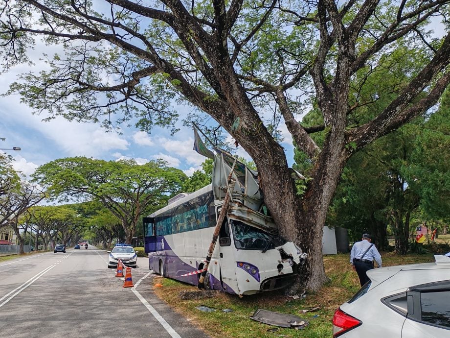 已签发//鲁莽驾驶撞路牌大树致4师生受伤·旅巴司机认罪判监7天罚8000令吉