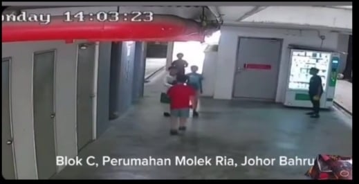 **已签发（先供网）**柔：男童遭4人围堵狠踹一脚  监控曝光霸凌恶行