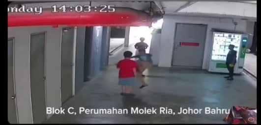 **已签发（先供网）**柔：男童遭4人围堵狠踹一脚  监控曝光霸凌恶行