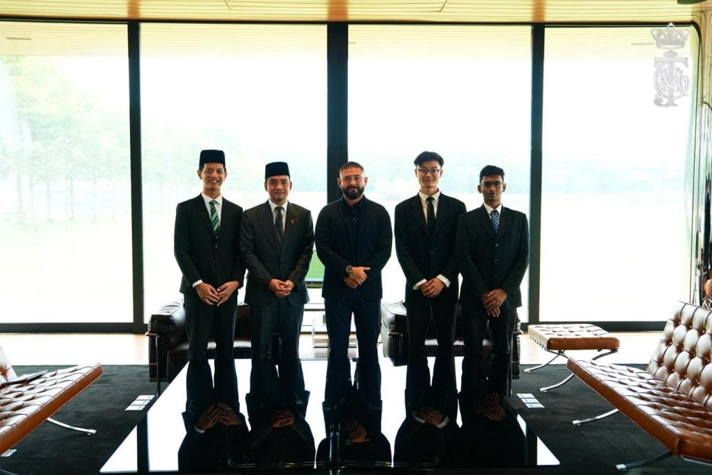 已签发：版三假头：柔摄政王接见3名柔佛青年奖学金得主