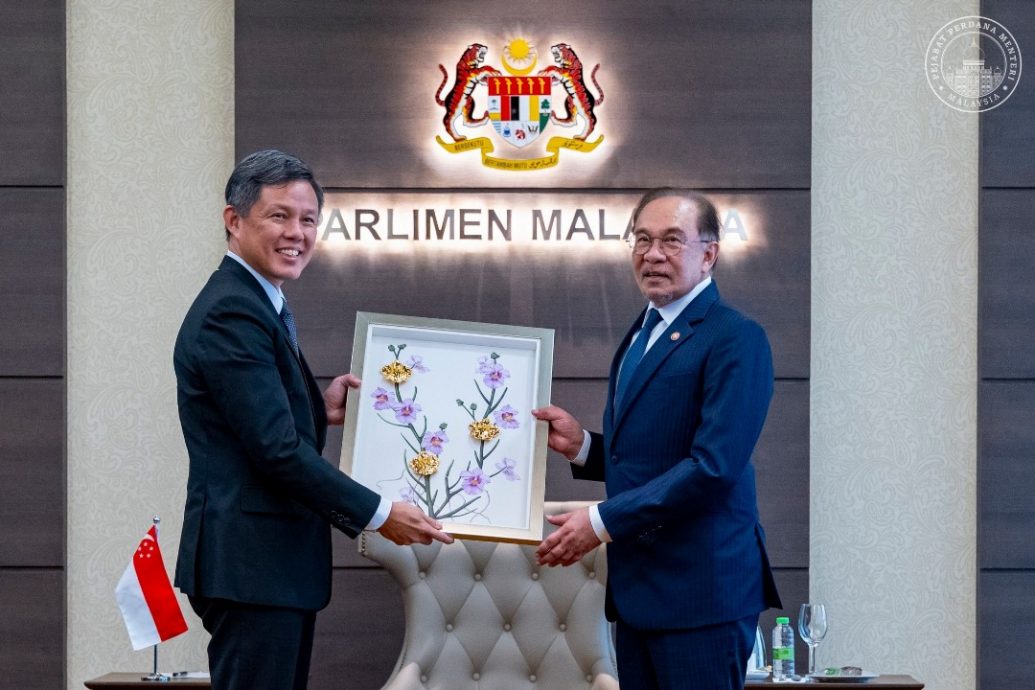 已签/安华接见狮城防长陈振声 讨论区域安全与国防合作