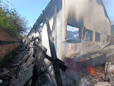 巴占员工宿舍起火 烧毁5房 无人伤亡