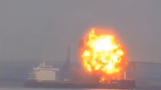 巴尔的摩港一货船爆炸航道封锁   火焰冲天现黑蘑菇云  