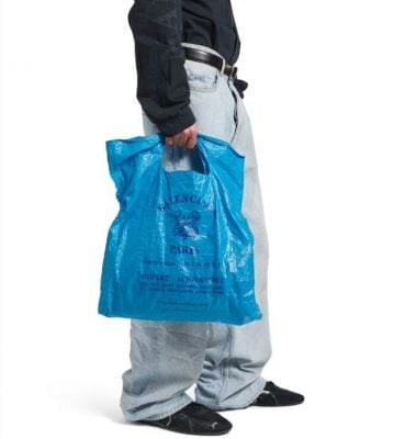 巴黎世家最新Tote Bag“撞脸超市皱皮旧胶袋”惹议　猜猜多少钱？