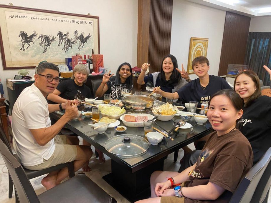 巴黎世界羽球锦标赛| 大赛前设宴招待前弟子 关义明激励乐蒂杜依蔚