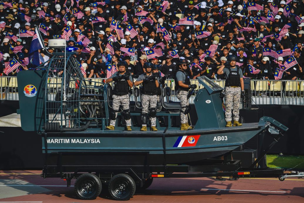 布城广场国庆彩排欢声雷动·旗海飘扬点燃高昂爱国情怀