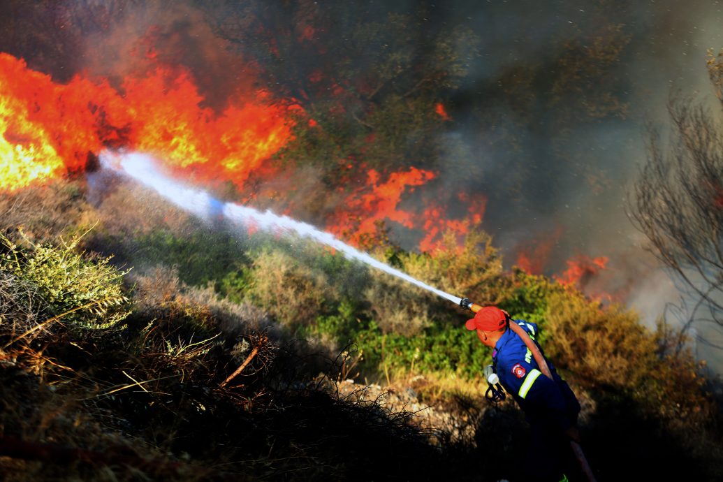 希腊多地因强风引发大规模野火