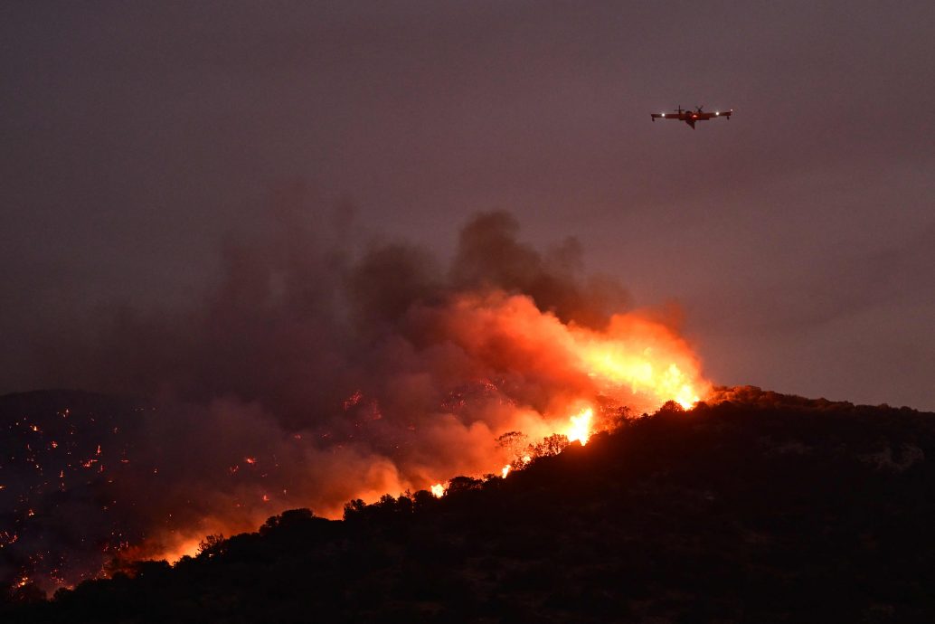 希腊多地因强风引发大规模野火