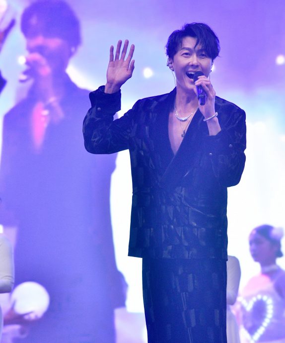 带伤登台拒唱《跳楼机》 王浩信盼来马开个唱