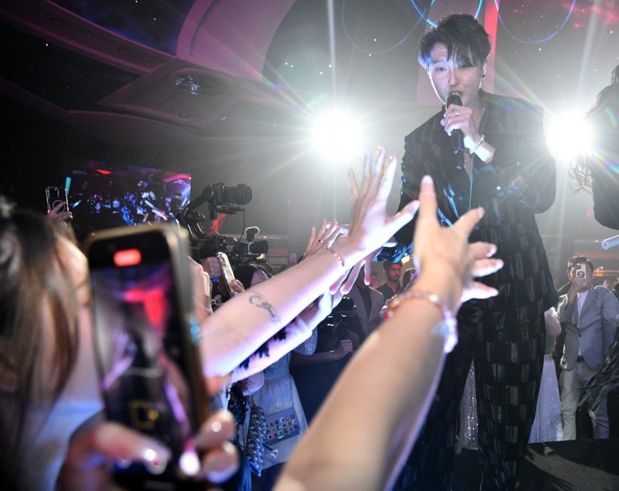 带伤登台拒唱《跳楼机》 王浩信盼来马开个唱