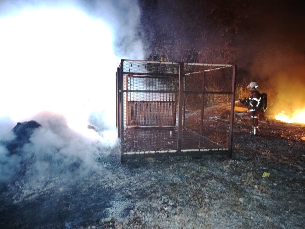 废弃塑料起火 引燃电缆爆炸