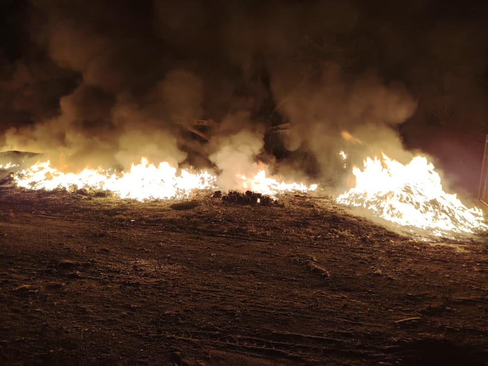 废弃塑料起火 引燃电缆爆炸
