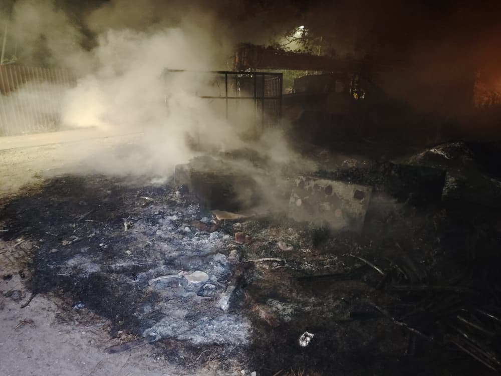 废弃塑料起火 引燃电缆爆炸