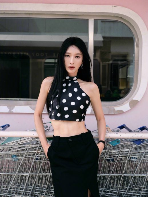 开装车疑故意遮住车牌 张俪违规急道歉