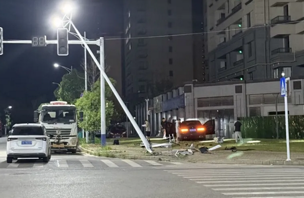 开车来回辗死人!现场血肉模糊 网爆“姊夫爱上小姨子不肯分手”