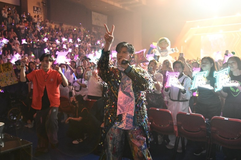 张与辰首开个人演唱会 邀妈妈上台合唱