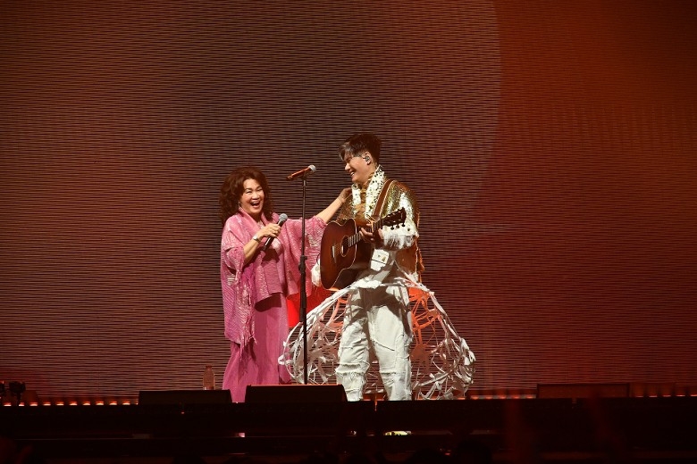 张与辰首开个人演唱会 邀妈妈上台合唱