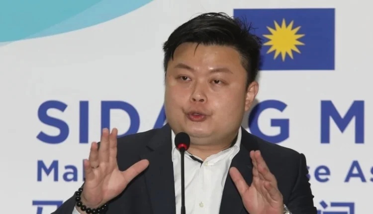 张佑铨轰教长施压波小存双标 “教育部误植国旗你不辞职？”