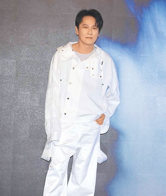 张信哲自爆拥4栋房产 被亏为专辑“烧掉一片社区”