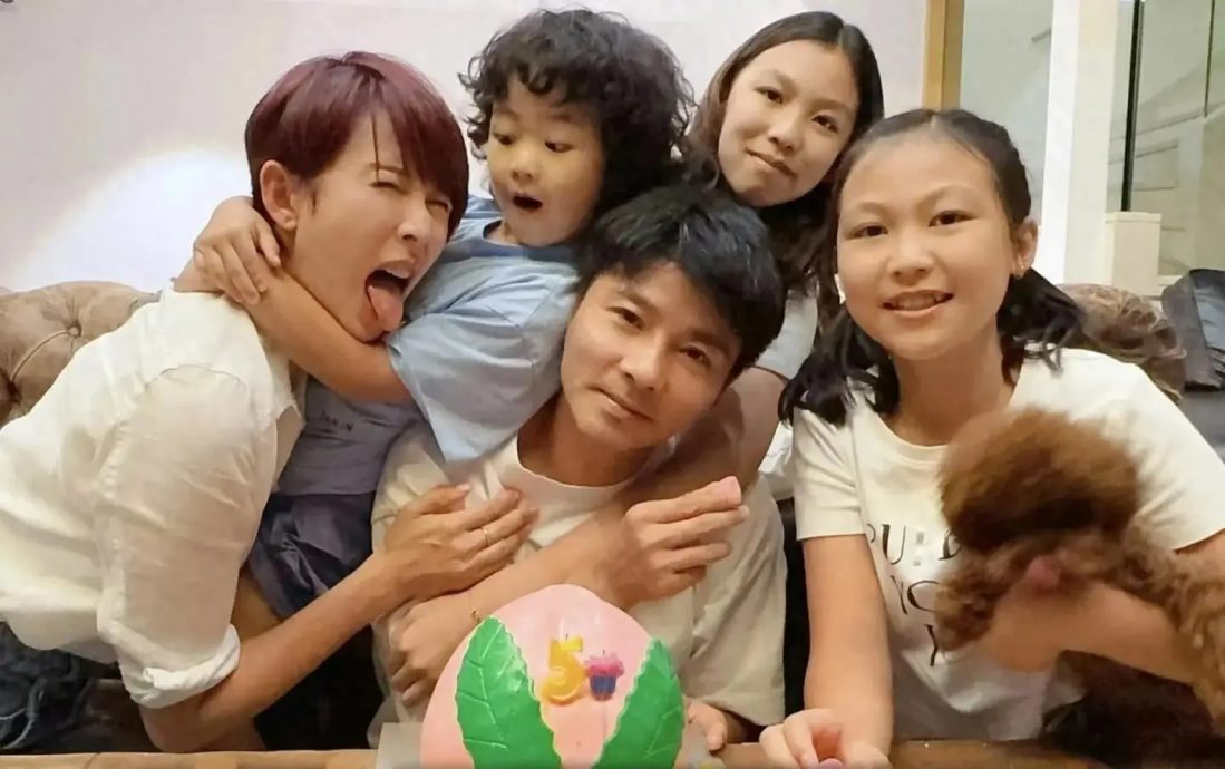 张晋自曝心脏植入支架 4月家庭旅行差点往生