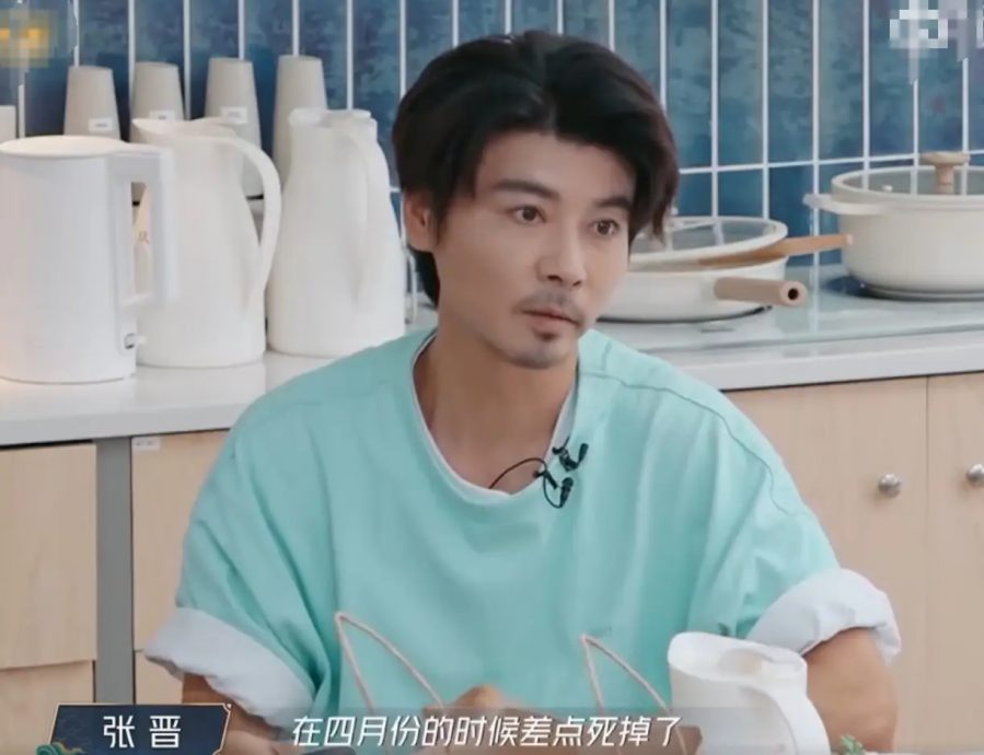 张晋自曝心脏植入支架 4月家庭旅行差点往生