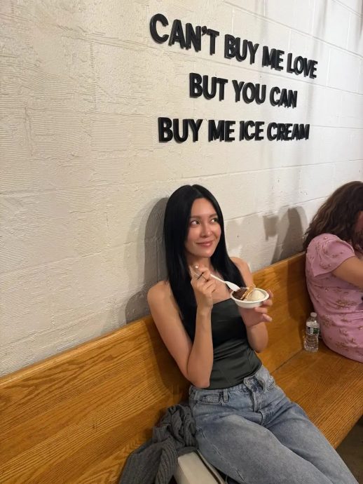 张曦雯吃雪糕疗情伤　身材消瘦强颜欢笑