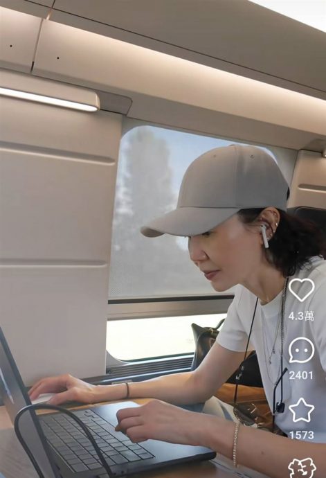 张曼玉搭火车遇铁轨起火 淡定啃便当：先吃饱再说