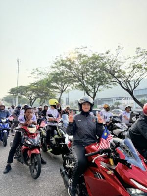 彭SWCorp举办骑行捡垃圾和车队挥旗迎国庆日。