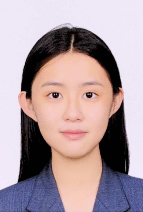 待上网//霹:学海学记|校园报道|佩戴国旗徽章 学生展现国家象征