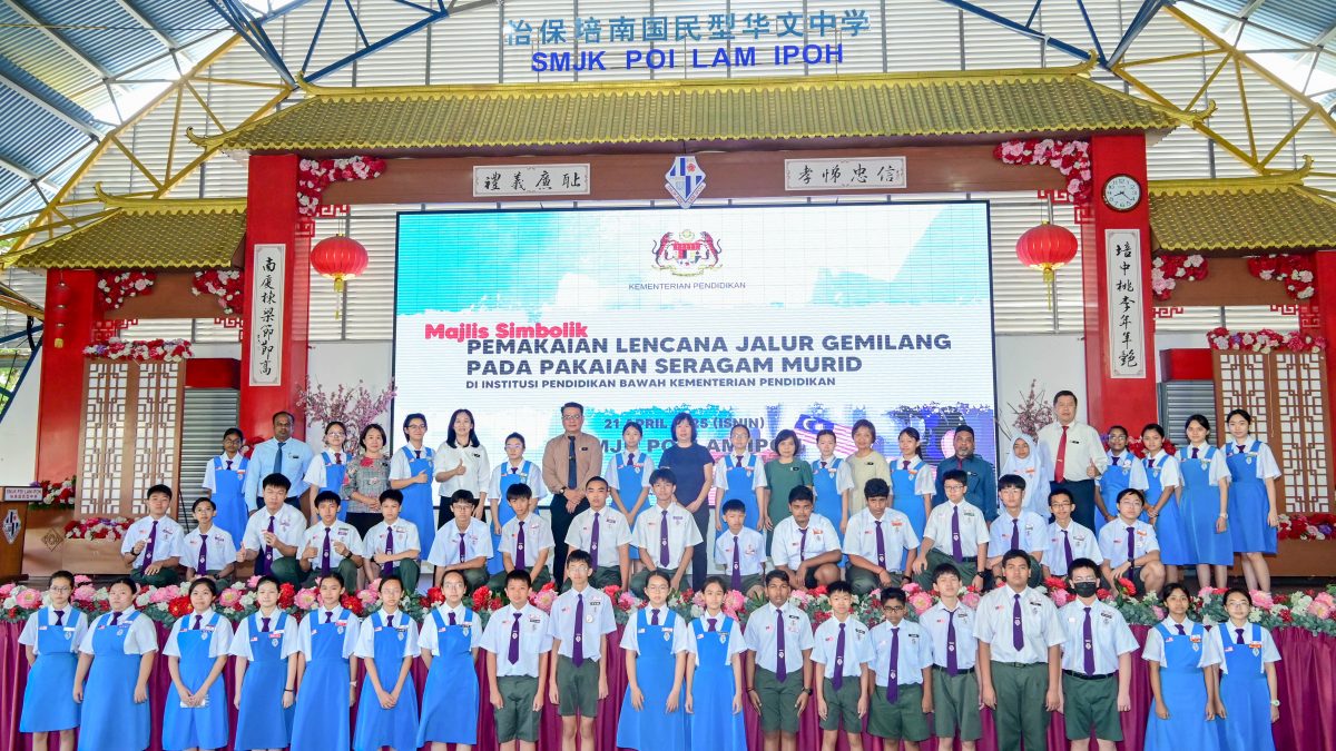 待上网//霹:学海学记|校园报道|佩戴国旗徽章 学生展现国家象征