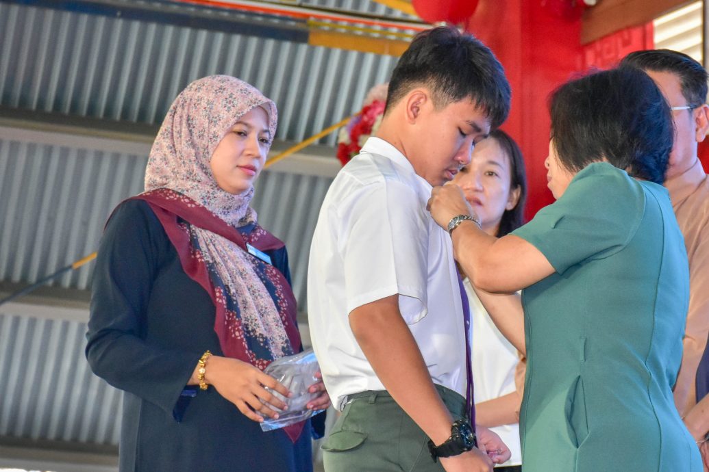 待上网//霹:学海学记|校园报道|佩戴国旗徽章 学生展现国家象征