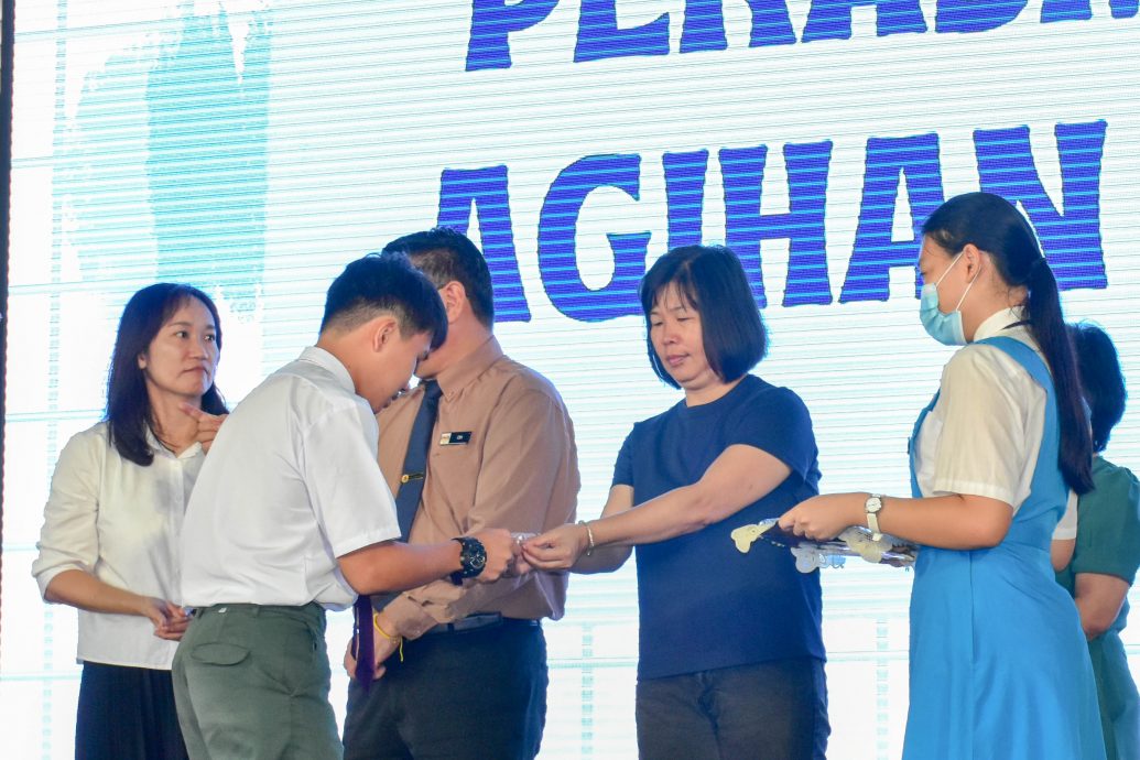 待上网//霹:学海学记|校园报道|佩戴国旗徽章 学生展现国家象征