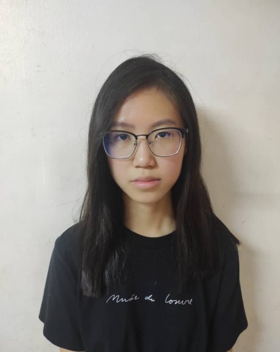 待上网//霹:学海学记|校园报道|佩戴国旗徽章 学生展现国家象征