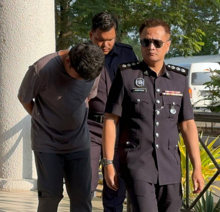 快递员抢劫71岁妇女,今日法庭面控。