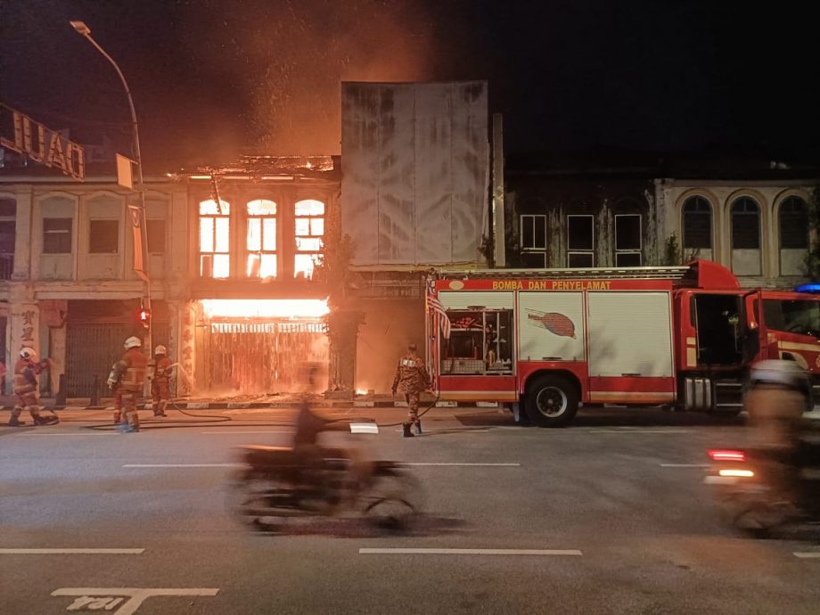 怡休罗街壁画街一空置老店 沦为吸毒天堂失火烧毁