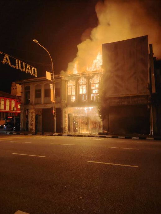 怡休罗街壁画街一空置老店 沦为吸毒天堂失火烧毁