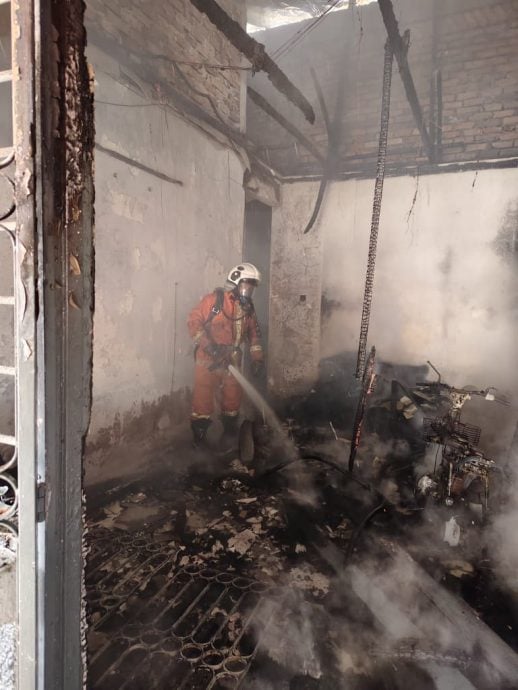 怡保东区3屋火患 一女子三级烧伤送医抢救