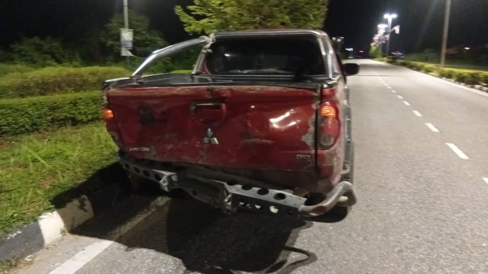 怡红大道两车相撞 泰籍司机腿部受伤