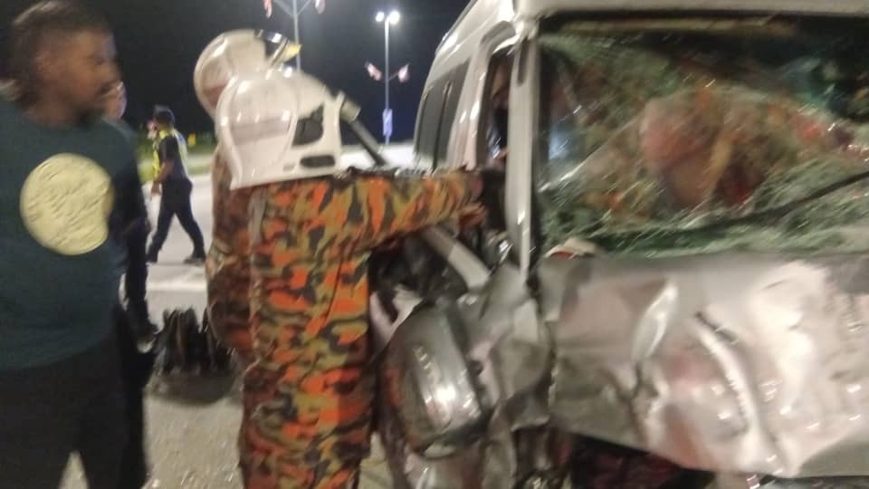 怡红大道两车相撞 泰籍司机腿部受伤