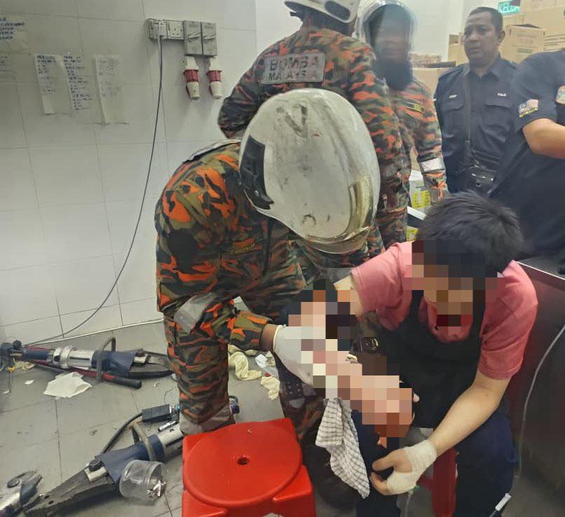 怡饼店罕见意外  青年右手被揉面粉机夹伤