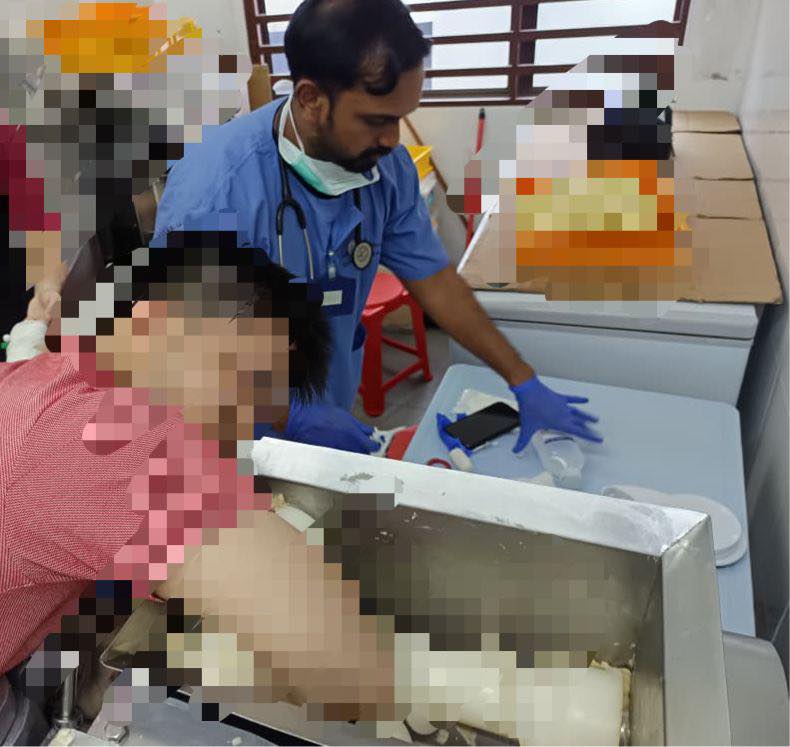 怡饼店罕见意外  青年右手被揉面粉机夹伤