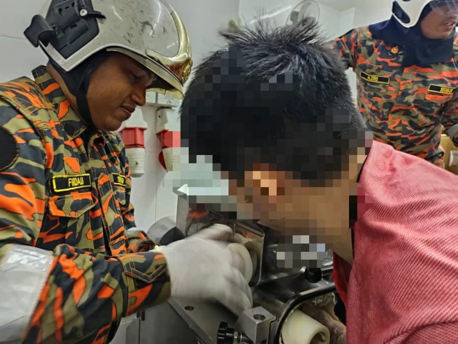 怡饼店罕见意外  青年右手被揉面粉机夹伤