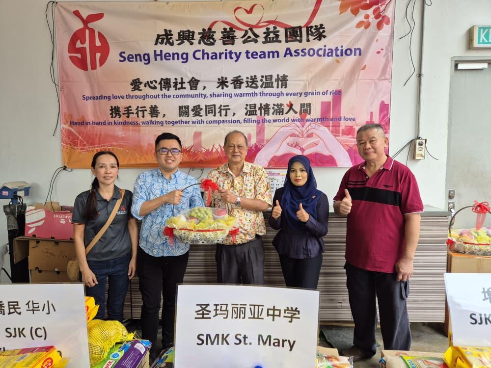 成兴慈善公益团队派米粮 米香送温情惠1000学生