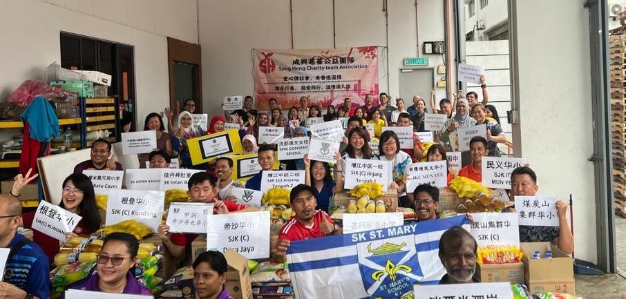 成兴慈善公益团队派米粮 米香送温情惠1000学生